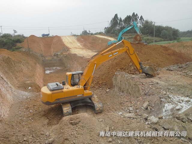 青岛平度市建筑改造施工土方挖运开槽工程（现场实景拍摄）